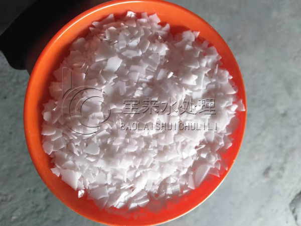 在染色行業(yè)中片堿能夠為大家?guī)硎裁? /></div>
<div> 2.由于固定堿用量少,染色后易清洗,大大減少了因洗不凈而產(chǎn)生的白斑,比純堿具有更好的溫摩擦牢度和洗牢度。</div>
<div> 3.染色后,減少了洗滌次數(shù),降低了成本,使纖維達到中性酸洗,縮短了加工時間。</div>
<div> 4.由于去除了近10倍的純堿和多次洗滌,染色殘渣的COD值較低,大大降低了印染廢水的處理負(fù)荷,減少了對環(huán)境的污染,為工廠擴大規(guī)模創(chuàng)造了有利條件。</div>
<div> 適用于各種活性染料,對各種活性染料有較高的顏色供應(yīng)和重現(xiàn)性,適用于各種設(shè)備,尤其適用于低浴比和霧染機,能有效地解決筒管紗生產(chǎn)中的內(nèi)外差異。</div>
<div> 在染色行業(yè)中,使用<strong><a href=
